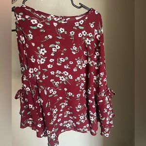 Floral blouse with cutouts in mid arm. Super cute and airy!